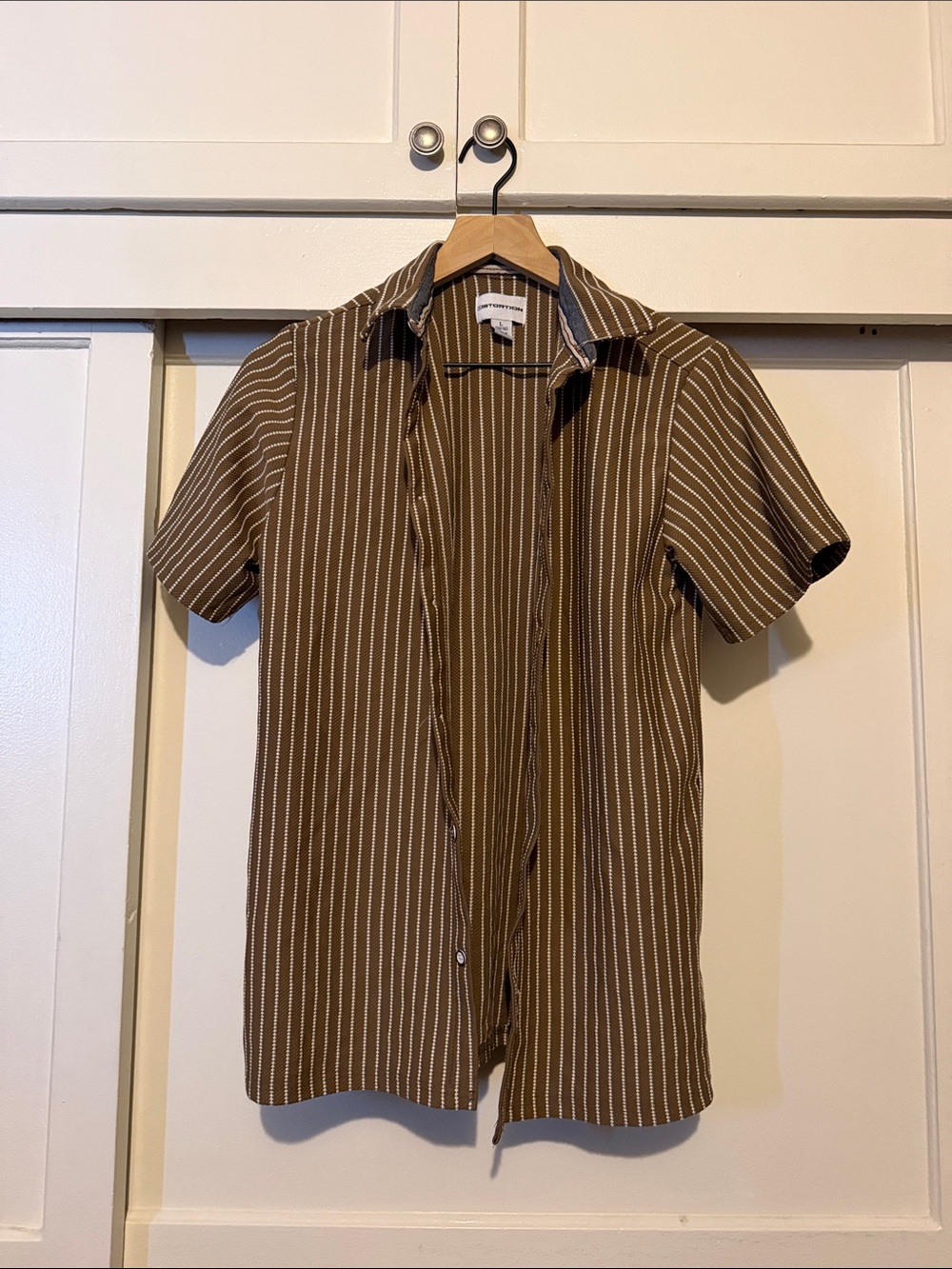 Striped Short-Sleeve Button-Down Shirt in Brown